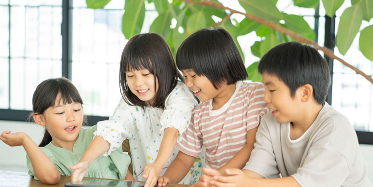 子どもたちが楽しそうにスプリンギンで遊ぶ様子